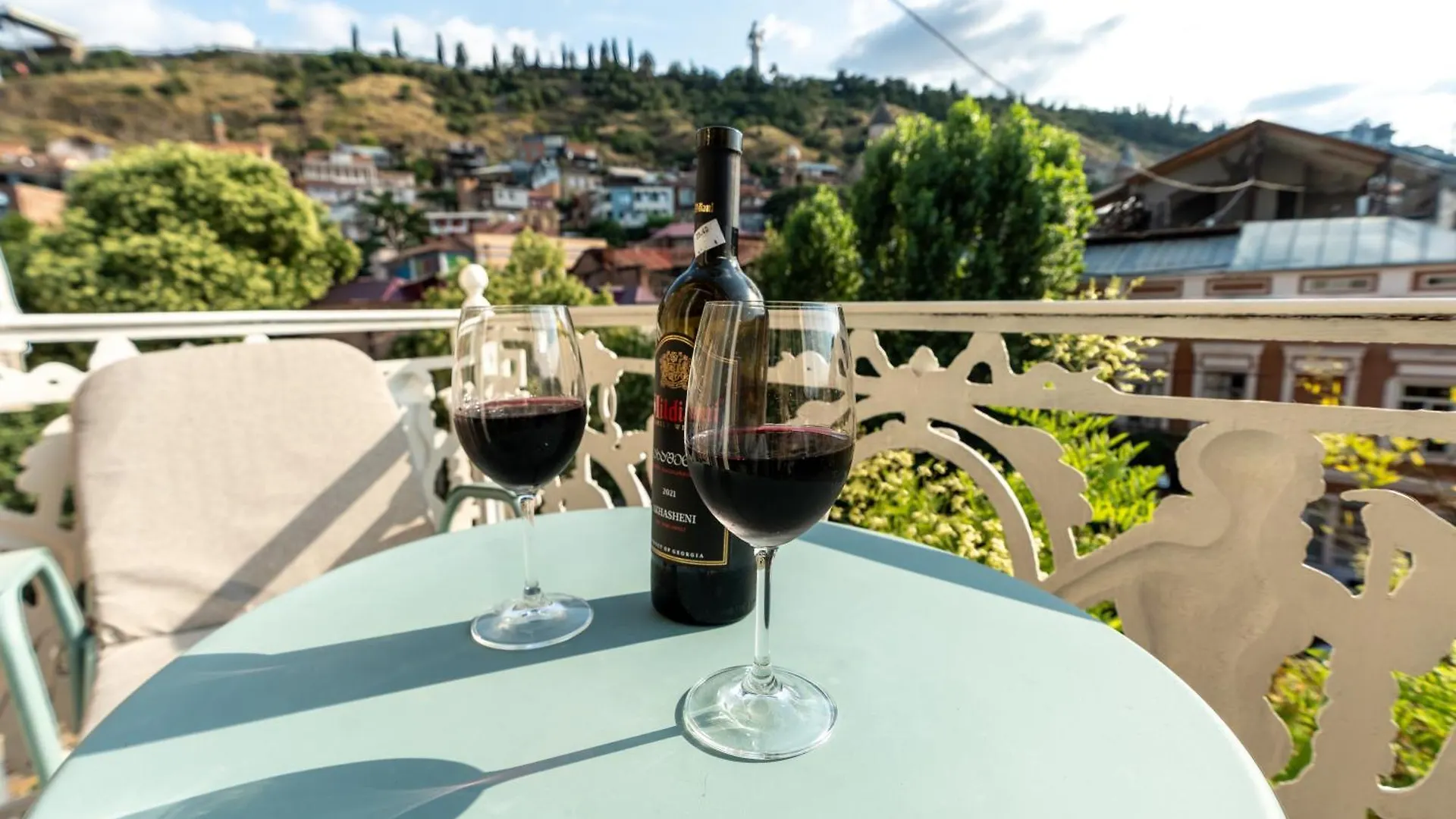 Charming Old Tbilisi Escape With Panoramic Views Lägenhet