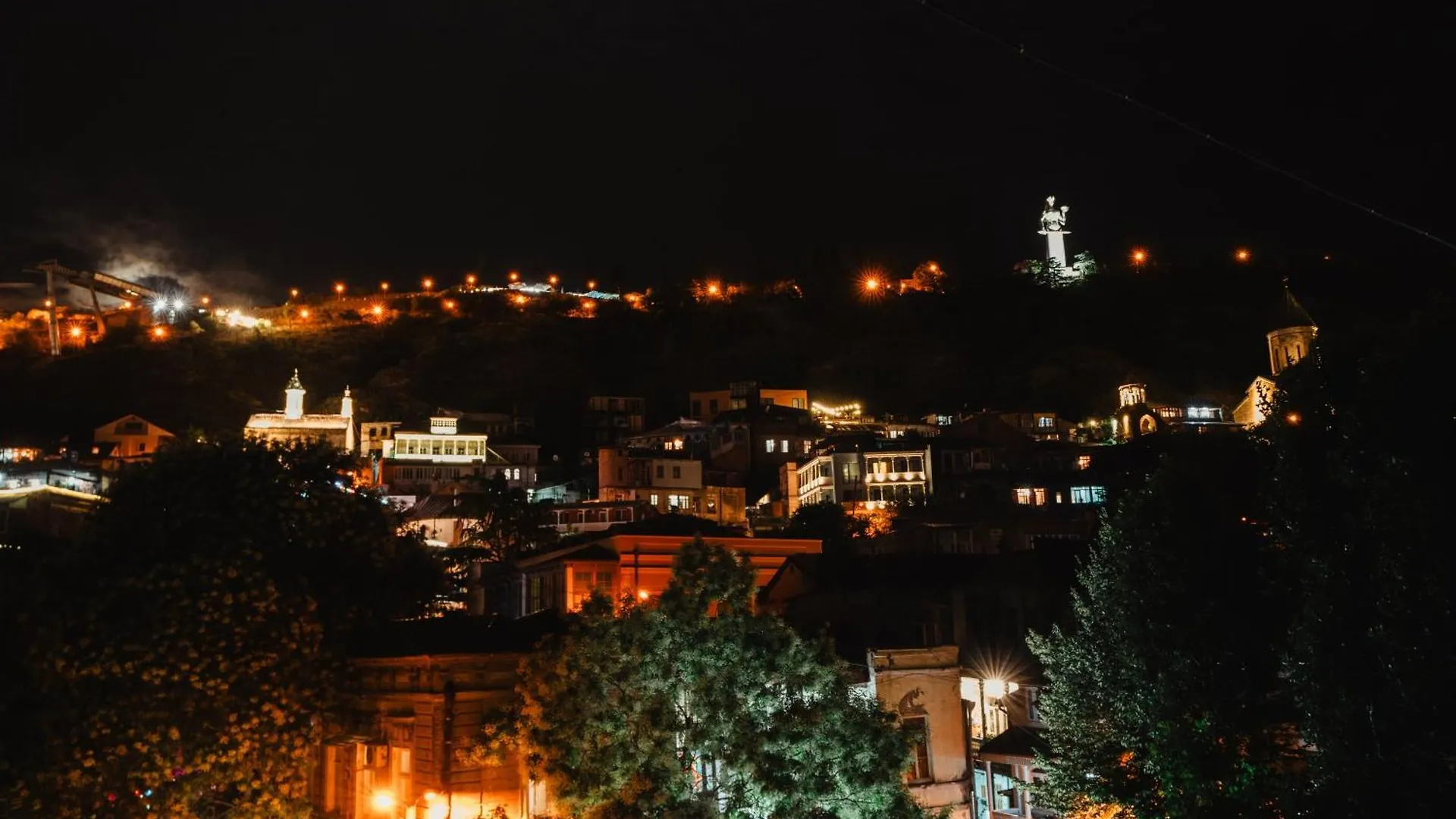 Charming Old Tbilisi Escape With Panoramic Views Lägenhet