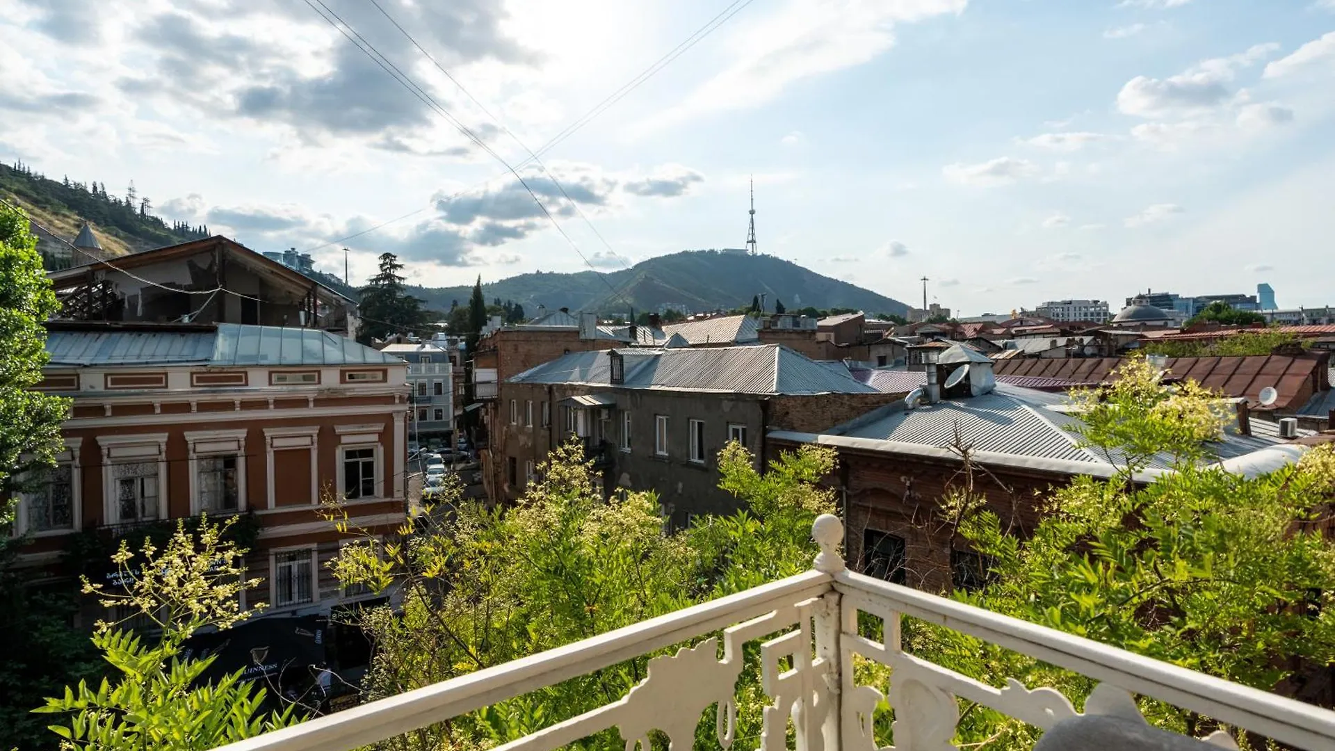Charming Old Tbilisi Escape With Panoramic Views Lägenhet