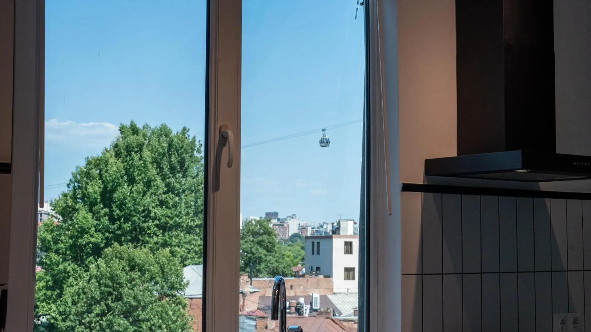Charming Old Tbilisi Escape With Panoramic Views Lägenhet