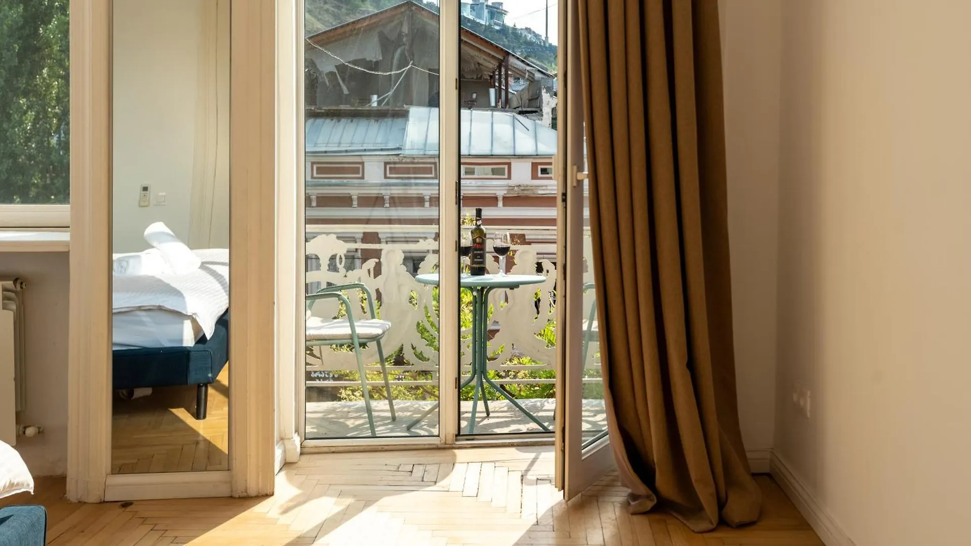 Charming Old Tbilisi Escape With Panoramic Views Lägenhet