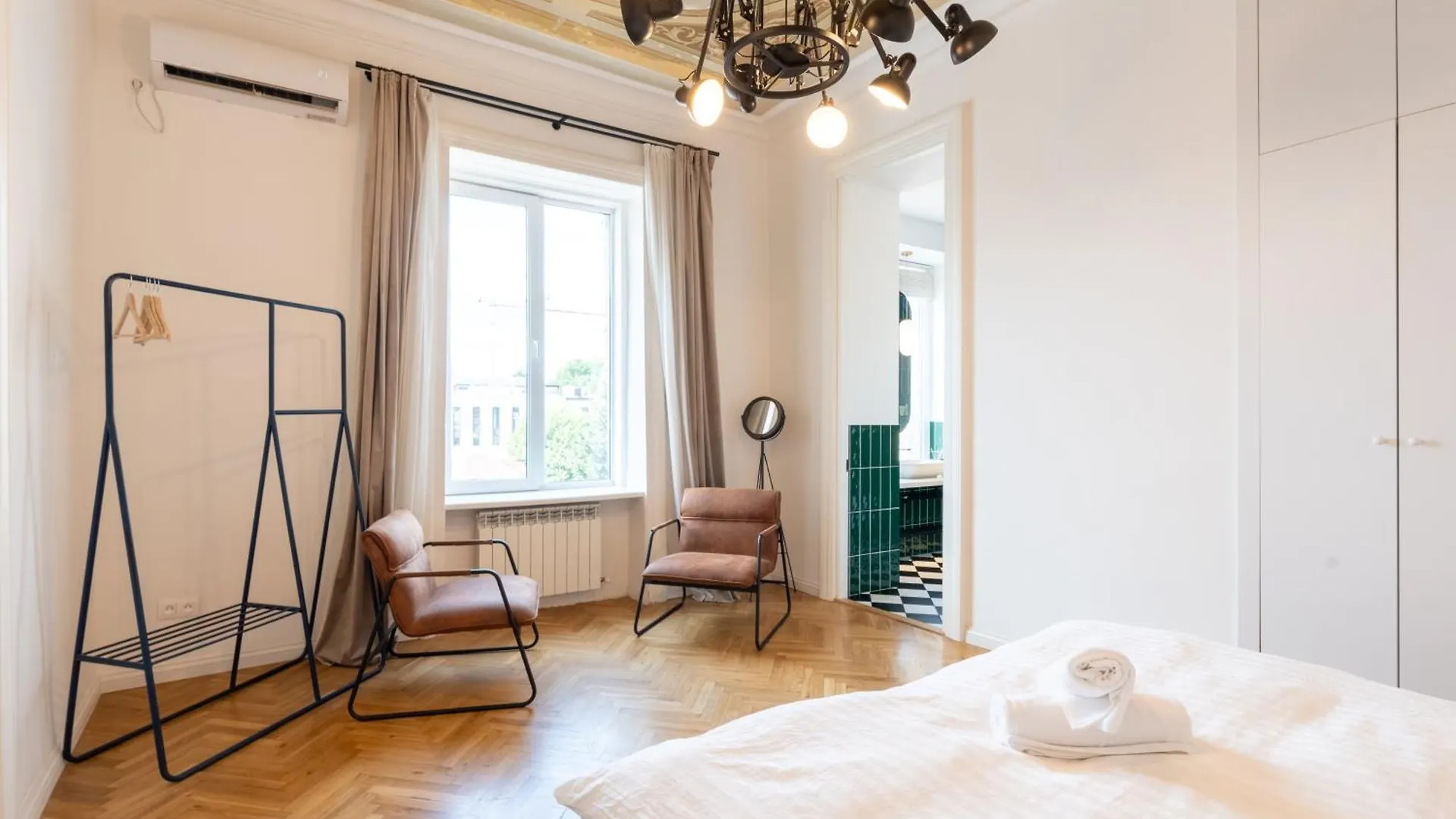 Charming Old Tbilisi Escape With Panoramic Views Lägenhet