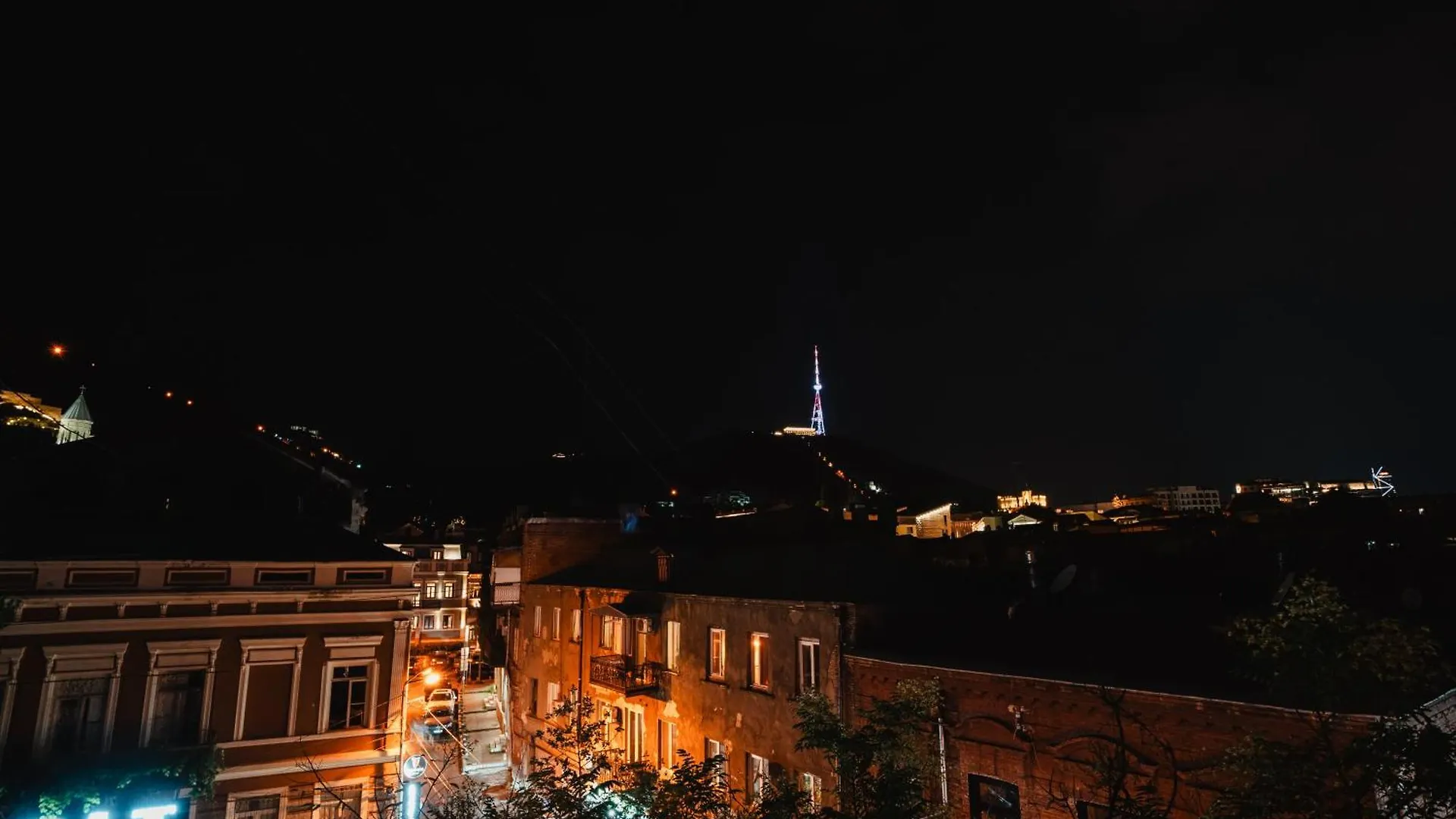 Charming Old Tbilisi Escape With Panoramic Views Lägenhet