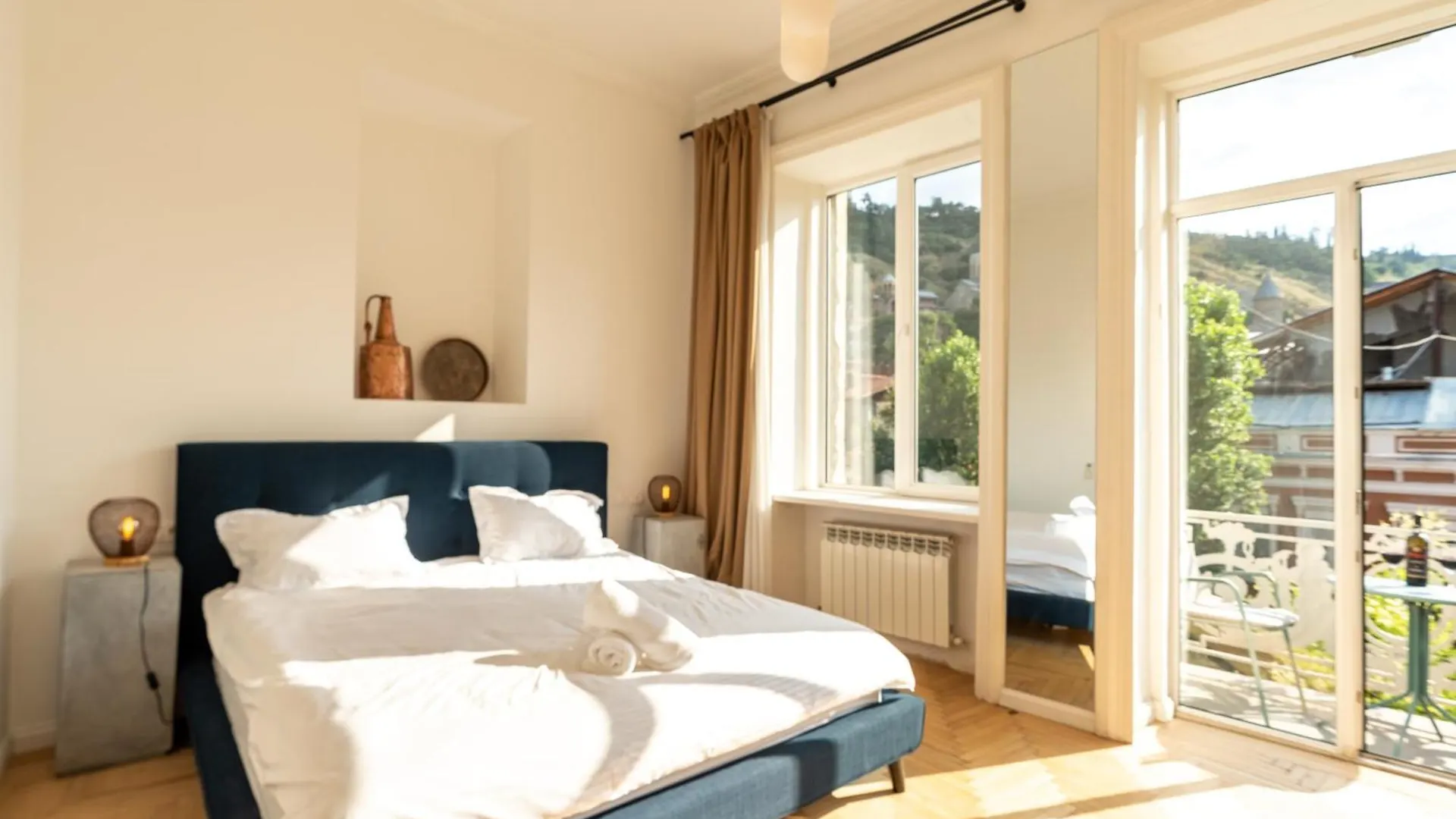 Charming Old Tbilisi Escape With Panoramic Views Lägenhet